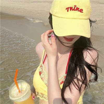 当她换上泳衣